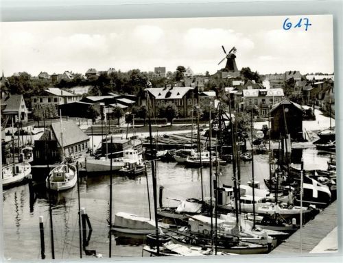 Laboe Hafen mit Windmühle