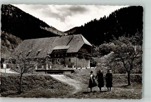 Obersimonswald Frauen in Tracht vor dem Gasthaus Pension zum Engel