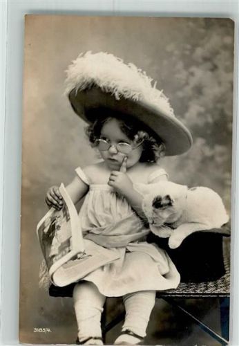 1906 Kleines Mädchen als Großmutter mit Brille und Federhut verkleidet liest die Zeitung neben sich die Katze Hutmode