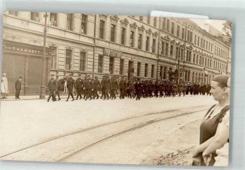 Soldaten in Uniform tragen einen großen Grabkranz durch die Straßen einer Stadt Militär Italien Privatfoto AK