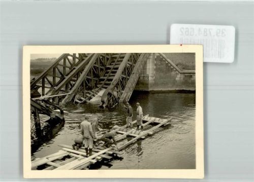 Wehrmachtssoldaten bei der behelfsmäßigen Reparatur einer zerstörten Brücke Privatfoto KEINE AK Pioniere WK II Gebrauchsspuren