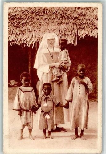 1933 Schweizer Kapuziner-Ordensschwester mit schwarzafrikanischen Kindern