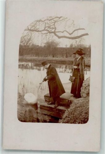 1914 Fütterung Frau und Mann Pelzmode Handtasche