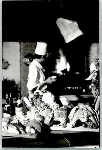 53498 W5484 Niederbreisig FOTO KEINE AK Hotel Bender Küche Koch bei der Arbeit mit frischen Zutaten Foto Original aus Archiv eines Ansichtskartenverlags Ort handschriftlich