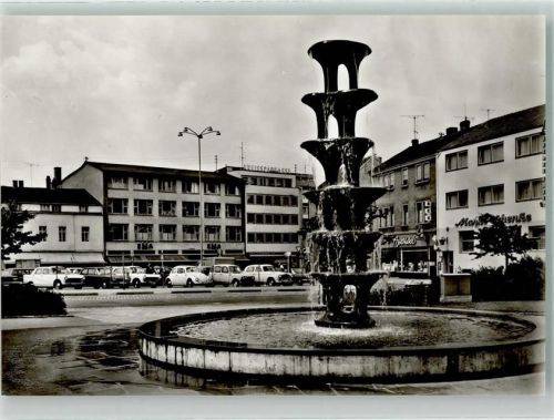 Dudweiler Stadtbrunnen am Marktplatz Apotheke Gasthaus Marktschenke VW Käfer Renault R4