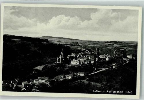 Reifferscheid mit Kirche St. Matthias und Burg Reifferscheid