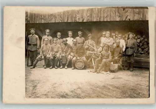 Landser in Uniform mit aufgepflanztem Bajonett und gefangene Russen