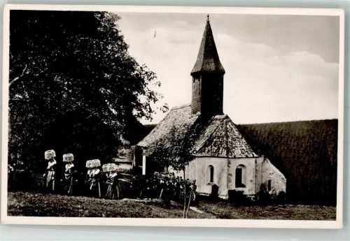 Buchenberg Frauen in Tracht vor der Alten Buchenberger Kirche