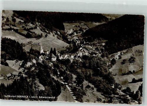 Berneck Fliegeraufnahme vom Ort mit Schloss Berneck