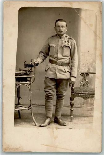 1918 Landser in Uniform mit Orden im Fotostudio Privatfoto AK Feldpost KuK 17. Eisenbahnkompanie
