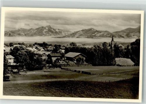 Holzkirchen mit St. Laurentius Kirche und Alpenpanorama