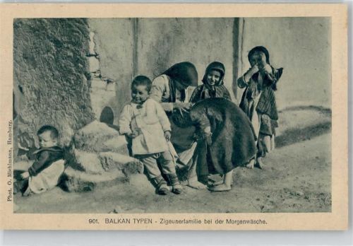 Zigeunerfamilie Morgenwäsche Kind