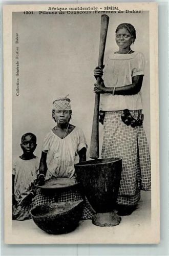 Dakar Afrique occidentale Pileuse de Couscous Femme