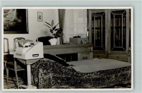 Sprechzimmer Liege Vitrine Multotherm-Gerät