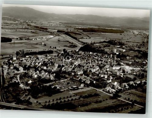 Riegel Fliegeraufnahme des Ortes mit Kirche St. Martin und Friedhof