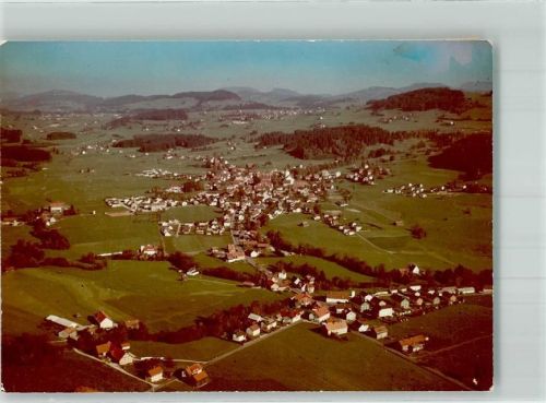 Weiler-Simmerberg Fliegeraufnahme des Ortes mit Pfarrkirche St. Blasius Foto Original aus Archiv eines Ansichtskartenverlags Ort handschriftlich