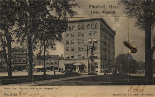 Pittsfield Pittsfield (USA) Leporello auf Holz Hotel Wendell II (Ecken abgestossen, fleckig VS, leichte Abschürfung bei Leporello-Verschluss, Marke teilweise entfernt)