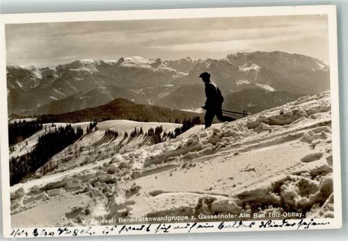 Gassenhofer Alm 1938 Winter Wanderer vor der Benediktenwandgruppe Fotograf Max Lerpscher