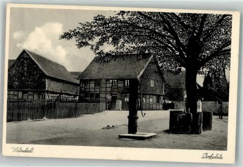 Watenstedt Dorfplatz mit Schwengelbrunnen und Dorflinde