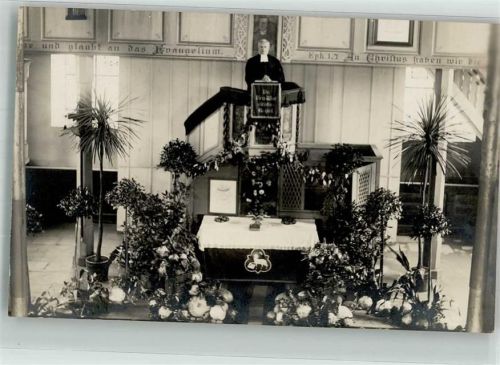 Priester in seiner Blumengeschmückten Kanzel