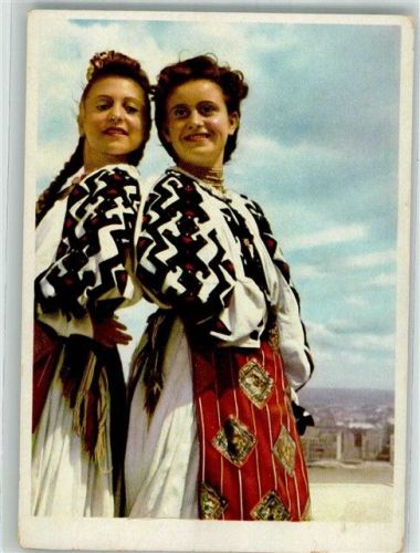 Zwei ungarische Komsomol in Tracht DDR Fotograf Lazarus VEB Volkskunstverlag