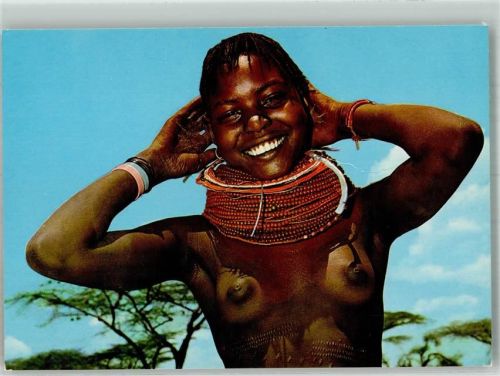 Ein Mädchen vom Stamm der Turkana in Kenia