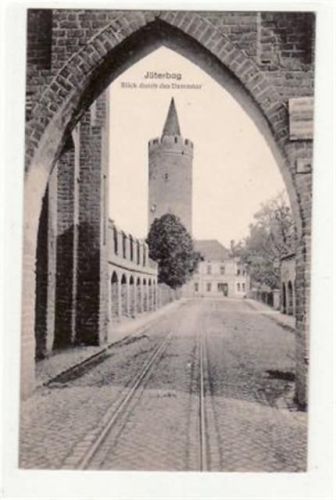Jüterbog. Abgebildet ist der Blick durch das Dammtor. Die Karte wurde 1927 beschrieben und vermutlich im Umschlag verschickt. Top Erhaltung.