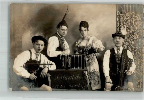 Oberbayrische Sänger- und Tänzertruppe in Tracht mit Geige Akkordeon und Gitarre