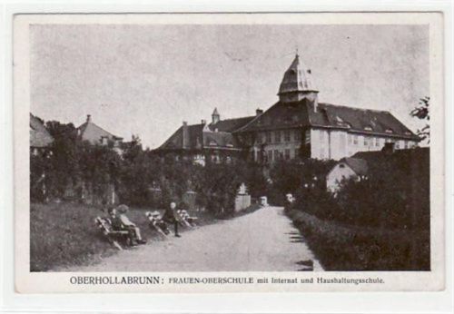 AK von Oberhollabrunn. Frauen- Oberschule mit Internat und Haushaltungsschule. Ungelaufen.Leichte Abschürfungen an den Ecke n, leichter Bug unten rechts, leicht fleckig, sonst gut erhalten.