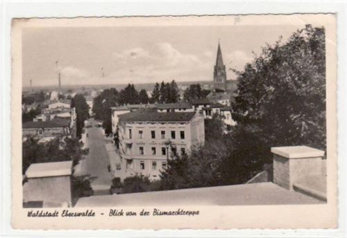 Eberswalde Waldstadt Eberswalde. Abgebildet ist der Blick von der Bismarcktreppe. Als Feldpost befördert 1942, d. h. ohne Marke, da Soldatenpost gebührenfrei war. Kleiner Knick an der oberen rechten Ecke, sonst gut erhalten.
