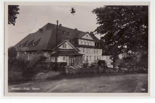 Jöhstadt mit Schule gelaufen von 1933 kleiner Knick oben in der Mitte und unten rechts, sonst gut erhalten