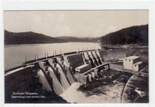 Zschopau - Talsperre mit Sperrmauer vom rechten Ufer gelaufen von 1931 kleiner Knick unten rechts, kleiner Riß am Rand oben in der Mitte, sonst gut erhalten.