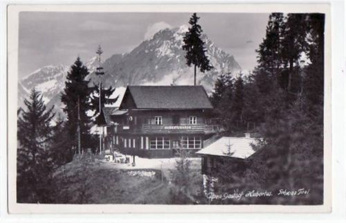 Schwaz mit Alpengasthof Hubertushaus am Pillberg gelaufen, mit Marke und Stempel von 1940. Ecken mit Albumabdrücken, sonst gut erhalten