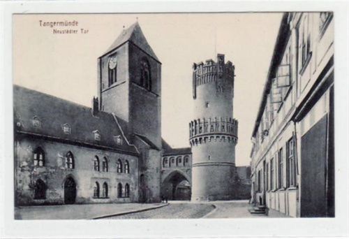 Tangermünde Tangermünde mit Neustädter Tor und Kirche ungelaufen Top Erhaltung.