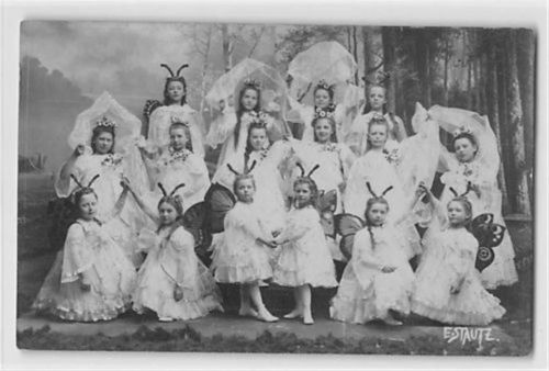 Eschwege Seltene Fotokarte Eschwege. Aufführung mit Kindern. gelaufen. Leichter Schrift- und Stempeldurchdruck, Vorder- und Rückseite leicht fleckig, sonst gut erhalten