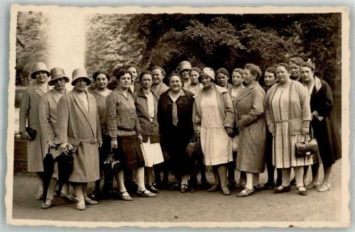 21368 W2121 Dahlenburg Privatfoto AK Gruppenfoto Frauen Hut Tasche Mantel Rock Ort handschriftlich