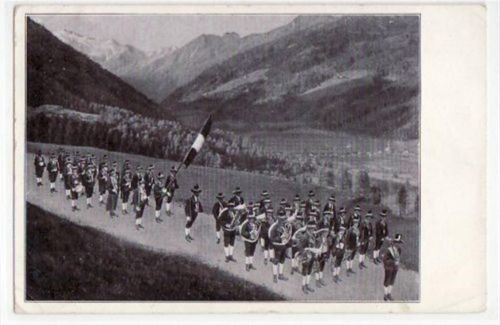 Mieders Mieders im Stubaital, Künstlerkarte mit Schützenkompagnie mit Musik gelaufen, Datum nicht lesbar. An den Ecke n kleine Knicke, leicht fleckig, sonst gut erhalten