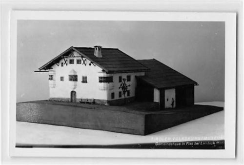 Modell Gemeindehaus Fiss bei Landeck im Tiroler Volkskunstmuseum Innsbruck ungelaufen Gute Erhaltung.