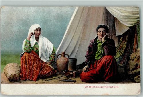 Des bohemiennes devant leur tente Gipsy AK