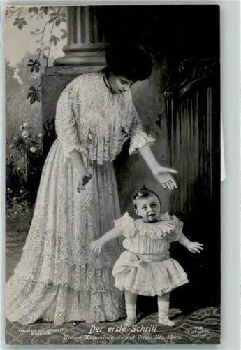 1907 mit ihrem Söhnchen AK