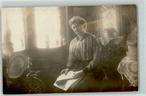 Spinnrad Frau mit einer Zeitung aus München Zeitung 1916 Privatfoto AK