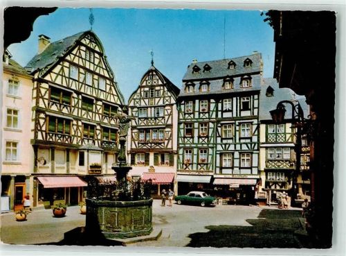 Bernkastel-Kues Marktplatz St. Michael-Brunnen Markthalle Fachwerkhäuser