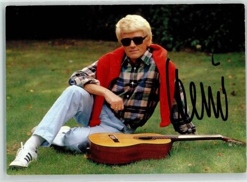 Heino mit einer Gitarre Faksimile Unterschrift
