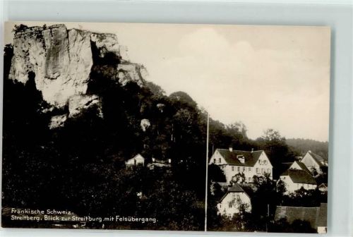 Streitberg Blick zur Streitburg mit Felsüberhang