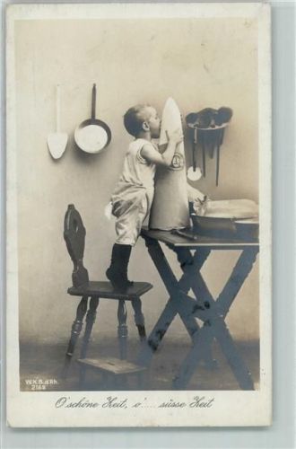 1917 Kind leckt am Zuckerkegel AK
