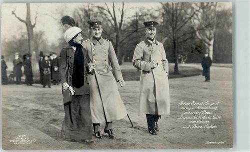 Prinz Ernst August mit seiner Braut Prinzessin Victoria Luise von Preussen und Prinz Oskar