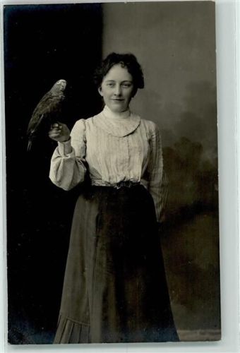 1910 - 1915 Frau mit einem Papagei auf der Hand AK