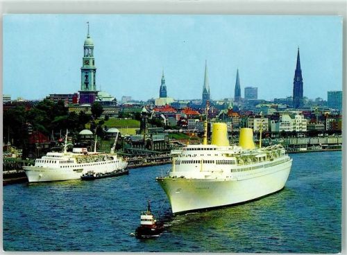 Hamburg Passagierschiff Schleppschiff Hafen Michaeliskirche