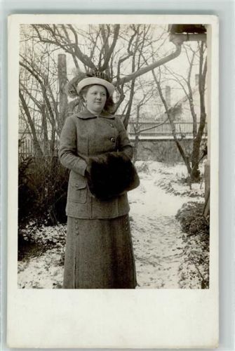 1913 Muff aus Pelz , Kostüm mit Hut AK