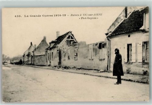 Vic-sur-Aisne im Krieg zersörte Häuser Uniform